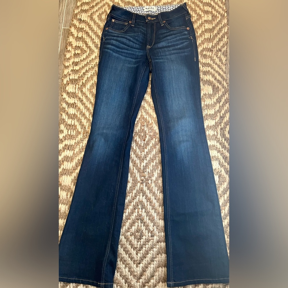Ariat. Great condition. Dark wash. Mid rise.